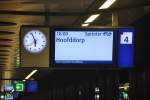 HAARLEMMERMEER (Provinz Noord-Holland), 28.09.2013, Zugzielanzeiger im Bahnhof Airport Schiphol für einen Regionalzug nach Hoofddorp