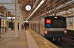 Die GVB Linie 53 mit wagen 22 a/b fhrt in richtung Amsterdam Centraal am 19.11 2010.