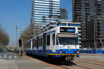 Erstaunlicherweise verkehren auch an Werktagen in der Hauptverkehrszeit auf der Metrolinie M51 Kurzzüge, Tw. 69 erreicht gerade die Haltestelle De Boelelaan. (11.04.2016)