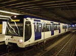 Rotterdam Metro, Baureihe RSG3, Einheit 5510, Den Haag Centraal, Linie E, Zug wartet auf Abfahrt nach Rotterdam Centraal, 30.8.2011.