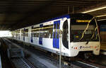 Rotterdam Metro, Baureihe RSG3, Einheit 5522, Den Haag Centraal, Linie E, Zug wartet auf Abfahrt nach Rotterdam Centraal, 1.9.2011.