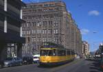 Tw 716 berquert die Keizersgracht im Verlauf der Vijzel Straat, 07.04.2000.