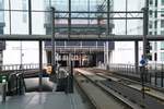 DEN HAAG (Provinz Zuid-Holland), 05.08.2017, Tram-Haltestelle Centraalstation mit Blick in Richtung Tunnel; vorher fährt die Tram allerdings durch zwei Gebäude