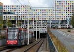 Siemens Avenio Fahrzeug 5056 vor einem interessanten Haus mit vielfarbigen Fenstern nahe dem Bahnhof Den Haag HS.