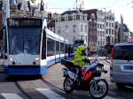 2035 steuert als L24 die Haltestelle Muntplein an, whrenddessen sich die Politie den Mercedesbus zu einer Kontrolle auserkoren hat;100903