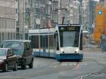 Am 25.September 2005 fhrt ein Combino (Wagen 2120) der Linie 9 Richtung Centraal Station.
