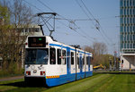 Tw. 911 der Linie 5 in der Strawinsnkylaan an der Haltestelle Station Zuid kurz vor der Einmündung in die gemeinsam mit der Metrolinie M51 betriebene Schnellstraßenbahnstrecke. (11.04.2016)