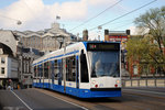 Der Combino 2078 überquert gerade die Amstel und erreicht in Kürze den Waterlooplein. (12.04.2016)