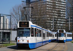 Die Tw. 823 und 820 der Linien 16 und 24 verbringen ihre Ausgleichszeit in der Wendeschleife De Boelelaan. ( 11.04.2016 ) 