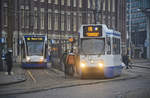 GVB 2143 und 829 am Centraal Station in Amsterdam. Aufnahme: 3. Januar 2017.