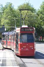 DELFT (Provinz Zuid-Holland), 06.08.2017, Zug 3116 als Linie 1 nach Scheveningen Noorderstrandf bei der Einfahrt in die Haltestelle Delft Krakeelpolderweg; die Straßenbahn wird in Delft durch die Haager Straßenbahngesellschaft HTM betrieben