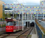 Der Straßenbahntunnel nahe dem Bahnhof Den Haag HS ist mit einem farbenfrohen Haus bebaut, hinter dem die Bahnlinie verläuft. Die verschiedenfarbigen Fenster ergeben interessante Fotomotive auch vom Bahnsteig aus. Fahrzeug 3126 der HTM ist auf dem Weg nach Delft. 25.8.2018, Den Haag