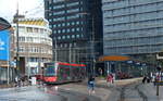 Die Bahnstation Den Haag HS bietet Umstiegsmöglichkeiten zur Straßenbahn. Am 25.8.2018 war dasw Wetter wechselhaft und bot so eine Kombination aus Sonne und spiegelnden Pfützen.