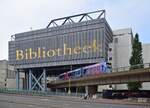Die Architektur in den Niederlanden ist oft sehr interessant. In den Städten nutzt man jeden Platz aus. So wurde diese Bibliothek in den Haag einfach über die Strecke drüber gebaut. Hier unterquert gerade ein Alstom RegioCitadis die Bibliothek.

Den Haag 25.09.2021