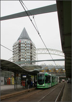 . Umsteigestation -

Die besonders gestaltete Tram-Haltestelle Blaak im Zentrum von Rotterdam bietet Umsteigemöglichkeiten zur Metro und zur hier unterirdisch verlaufenden Eisenbahn. Der Stahl-Fachwerk-Bogen etwa in Bildmitte gehört zur Architektur des Bahnhofes.

21.06.2016 (M)

