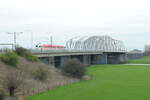 Die Brücke über den IJssel zwischen Westervoort und Arnhem. Von links nach rechts: Eisenbahnbrücke (2 Gleise), Strassenbrücke und Fahrradbrücke. Arriva 375 als Zug 30930 von Winterswijk nach Arnhem Centraal kommt vorbei. Arnhem, 02.04.2023. Bild 22898.