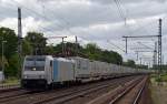 Früher war sie bei Metrans im Einsatz, heute fährt sie für ERS Railways. Mit einem Aufliegerzug rollte 186 141 am 10.07.15 durch Niederndodeleben Richtung Braunschweig.