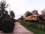 186 (Syntus) mit Regionalzug 31054 Marinberg-Almelo bei Vriezenveen am 7-5-2001.