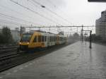 Lint 40 als trein 31251 naar Oldenzaal te Hengelo, in de stromende regen - 2 oktober 2006