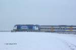 nord-ostsee-bahn-nob DE2000-33 der Nord-Ostsee-Bahn (NOB) genau an der Schnittstelle von Hindenburgdamm und dem Festlandschutzdeich am 02.01.2010 auf dem Weg von Sylt nach Nieb�ll (-Hamburg).

Man beachte hier die RSH-Werbung.

� Jan Schuur 2010