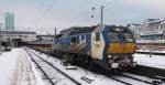nord-ostsee-bahn-nob Die MaK DE 2700-01 der NOB tr�gt Werbung f�r den Radiosender 'Radio Schleswig-Holstein', kurz 'RSH'. Hier steht sie am 3.01.10 kurz nach der Ankunft mit NOB 80515 aus Westerland/Sylt in Hamburg-Altona auf Gleis 8 und wird als n�chstes die Reise mit der NOB 80518 nach Westerland antreten.