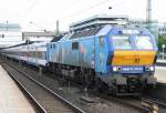 Die MaK DE 2700-03 der NOB steht mit einem Zug ...