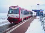norddeutsche-eisenbahngesellschaft-niebull-neg Jenbacher Triebwagen T4 der Norddeutschen Eisenbahn Gesellschaft im Bahnhof Dageb�ll-Mole. Von der Nordsee ist ausser Eisschollen nicht viel zu sehen. Die F�hren sind wegen Eisgang nur eingeschr�nkt gefahren. Das Auspuffrohr am F�hrerstand 2 geh�rt zum Diesel/Generator Satz, der elektrische Energie f�r die Heizung von bis zu 5 Reisezugwagen liefert. 31.01.2010