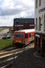 norddeutsche-eisenbahngesellschaft-niebull-neg Der VT71 hat den Bf Dageb�ll Mole verlassen und verschwindet um die Ecke des Strandhotels. (23.04.2010)