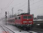 nordrhein-westfalen Wei�er Karneval im Rheinland. So donnert 111 013-9 am 15.2.2010 mit RE1 Karnevalsverst�rker durch Oberbilk in Richtung K�ln.