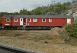 Zusammen mit anderen Bahndienstwagen/-fahrzeugen stand dieser Bahnwohnwagen in Haugastøl. Aufnahme wurde am 22.08.2015 aus dem von Bergen nach Oslo fahrenden Zug gemacht.