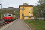 SSRT Rc6 1335 am 01.06.2015 beim Umsetzten an das andere Zugende im Bahnhof von Narvik, nachdem sie mit dem IC 96 (Boden C - Narvik) ankam. Hier ist sie neben einem ehemaligen Bahngebäude, welches am Bahnsteig 1 in Narvik steht.