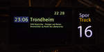 23.06 Uhr  fährt der Nachtzug nach Trondheim am  Bahnsteig 16 ab. Oslo, Sentralstasjon.13.04.2018  22:23 Uhr