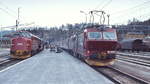 Anfang Mai 1988 treffen El 16.2212 sowie dahinter El 17.2227 mit einem Schnellzug von Trondheim nach Oslo in Dombas ein, auf dem Nebengleis ist gerade die Di 3.624 aus Andalsnes angekommen. Zu diesem Zeitpunkt war die Raumabahn eine Domäne der Di 3.