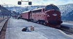 Obwohl die Raumabahn nach Andalsnes durch eine atemberaubend schöne Landschaft führt, war das Fahrgastaufkommen gering. Meist reichten zwei Personenwagen aus, an diesem Tag Anfang Mai 1988 bestand der Zug, den Di 3.619 von Dombas, dem Umstiegsbahnhof der Dovrebahn Oslo - Trondheim zur Raumabahn, nach Andalsnes zu befördern hatte, sogar nur aus je einem Gepäck- und Personenwagen.