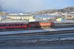 Di4 654-5 der NSB mit D472, Bodö - Trondheim S, am frühen Morgen in Bödo. Der Zug begann seine Fahrt nach Trondheim um 12:28, 20.02.2019