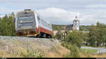 Vy BM 92 57 verlässt am 30. August 2019 Røros als Regiontog Trondheim - Hamar.