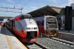 Hier links 73107 als EX41 von Oslo S nach Trondheim S und rechts 9259 als R1761 von Lerkendal nach Steinkjer, diese beiden Triebzüge begegneten sich am 29.7.2014 in Trondheim S.