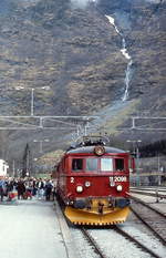 Die El 11.2098 der NSB ist Anfang Mai 1988 im einsam gelegenen Endbahnhof Flam am Sognefjord angekommen. Wie man sieht, waren die beiden Personenwagen gut besetzt.