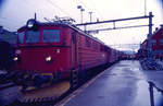 El 13 2124 ist mit ihrem Reisezug im 1222,2 m hoch gelegenen Bahnhof Finse angekommen. (August 1998, Scan vom Farbdia)