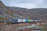 El 14 2182 der CargoNet ist im windigen und rauhen Norwegen zwischen Haugastol und Finse in Richtung Bergen unterwegs. Aufgenommen am 14.10.2021.