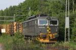 El 14.2170 hat einen Holzzug von Halden zur Papierfabrik geschoben; 02.06.2009