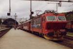 16 2213 mit Olympia-Werbung (Skifahrer) am 09.08.1993 vor einen Zug nach Oslo in Bergen.