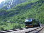 Der Zug aus Flam steht schon einige Minuten in Berekvam, der Beamte ist zu Fu zur oberen Weiche marschiert, zwischen 1. und 2. Wagen des Gegenzuges aus Myrdal sichtbar.