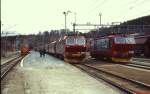 Im Mai 1988 ist El 17 2227 mit einem Schnellzug von Trondheim nach Oslo in Dombas eingetroffen, daneben El 16 2212.