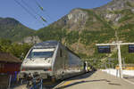 NSB (Norske Statsbaner) EL 18 2258 am Bahnhof in Flåm. Die El 18 hat eine etwas geringere Leistung als die Baureihe Re 460, dafür aber zusätzliche Einrichtungen für den Betrieb bei den arktischen Temperaturen, wie sie in Norwegen vorkommen können. Der elektrische Teil entspricht im Wesentlichen der BLS Re 465.
Aufnahme: 13. Juli 2018.