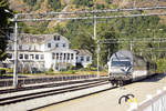 NSB (Norwegische Staatsbahnen) EL 18 2243 bei der Abfahrt am Flåm Bahnhof.Die Lokomotive ist für eine externe Speisung der Lokomotivheizanlage auf der Ortsnetzbasis von 400 V mit 50 Hz