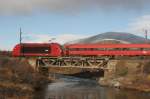 El 18.2250 berquert mit dem Express von Trondheim nach Oslo die Driva bei Hejrkinn; 02.10.2009