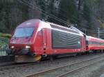 NSB El 18 2257 steht am 30.10.2011 vor einem Bahnbergang in Stanghelle auf dem Weg in Richtung Oslo.