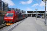 Flughafen Oslo Gardemoen: Am 13.04.2012 trifft ein Lokzug mit Lokomotive aus der Baureihe 18 - hier 18 2257 (SLM Winterthur - ADtranz) mit Personenzug bestehend aus lteren Personenwagen in