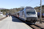 Zug der Dovrebanen von Trondheim nach Oslo mit der EL18 2255 und im Hintergrund ein Triebwagen Type 93. Aufgenommen am 25.05.2016 in Dombas. 